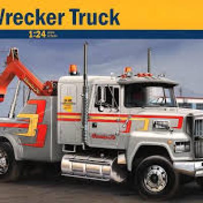 Italeri 3825 1/24 Scale Model Car Kit U.S Ford LTL 9000 Wrecker Tow Truck
