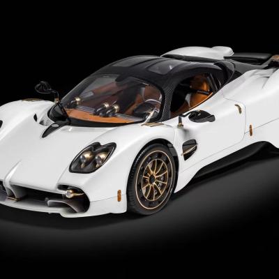 Pocher 1/8 Pagani Utopia Coupé - Bianco Perla / 珍珠白帶車頂黑碳纖紋 塗裝 HK123