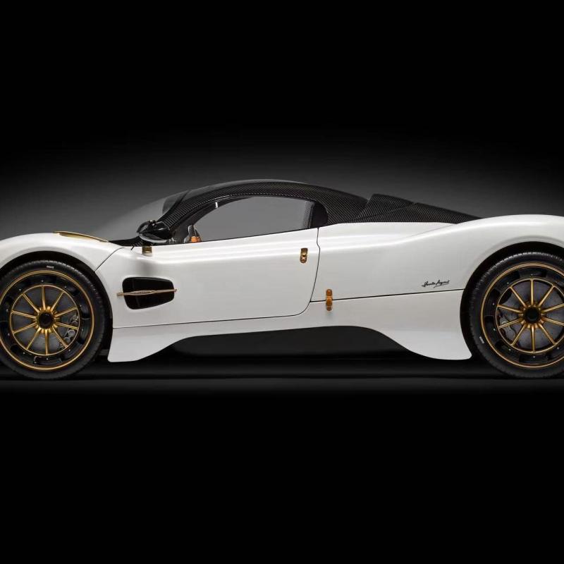 Pocher 1/8 Pagani Utopia Coupé - Bianco Perla / 珍珠白帶車頂黑碳纖紋 塗裝 HK123